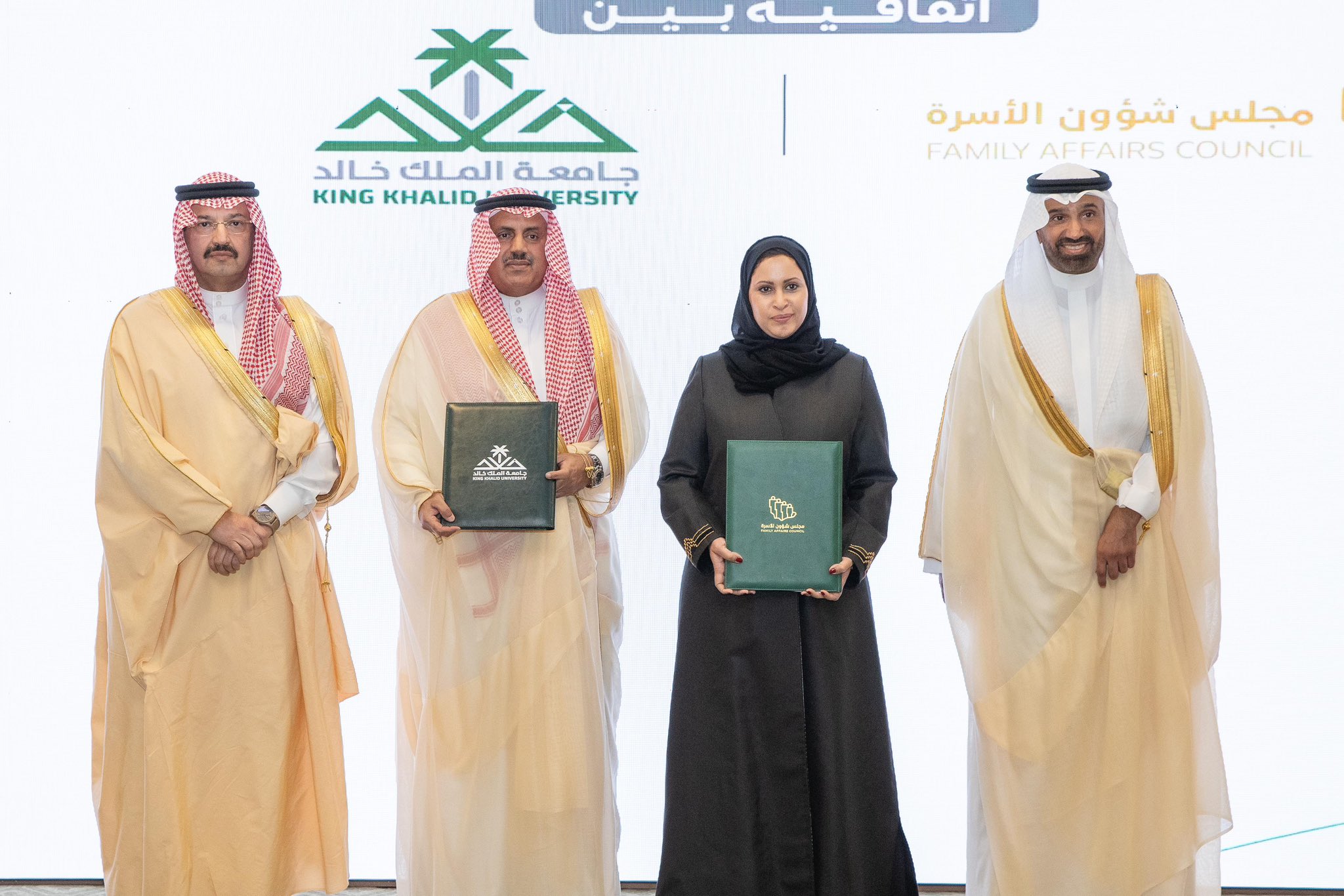 سمو أمير منطقة عسير يرعى توقيع مذكرة تفاهم بين مجلس شؤون الأسرة وجامعة الملك خالد
